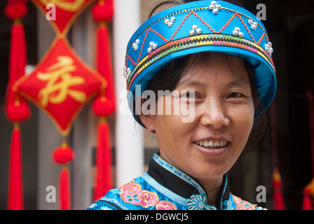Ritratto, donna di Yi o Hani minoranza etnica indossando un cappello a un festival, Jiangcheng, Pu'er City, nella provincia dello Yunnan Foto Stock