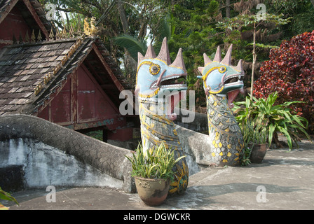 Il Buddismo Theravada, due draghi a guardia delle scale, germogli di bambù Pagoda, Manfeilong tempio, a Menglong vicino a Jinghong, Foto Stock