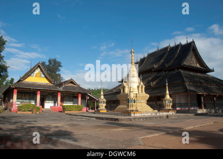 Il Buddismo Theravada, monastero, tempio con stupa dorato, Jingzhen padiglione ottagonale, Menghai vicino a Jinghong, Xishuangbanna Foto Stock