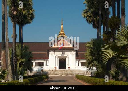 Portale principale, il Palazzo Reale e il museo Ho Kham, Luang Prabang provincia, Laos, Asia sud-orientale, Asia Foto Stock