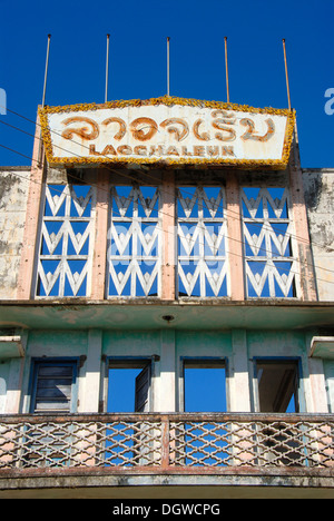 Periodo coloniale Francese come decadimento, architettura Art Deco, il vecchio teatro Chaleune Lao, Savannakhet, Laos, Asia sud-orientale, Asia Foto Stock