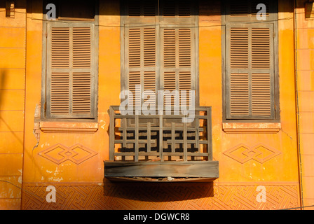 Periodo coloniale Francese come facciata con piccolo balcone, finestre con persiane, Thakhek, Khammuan provincia, Khammouane, Laos Foto Stock