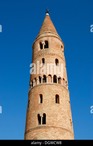 Round steeple, campanile romanico o torre campanaria, Cattedrale cattolica di Santo Stefano, Caorle, provincia di Venezia, Veneto, Italia Foto Stock