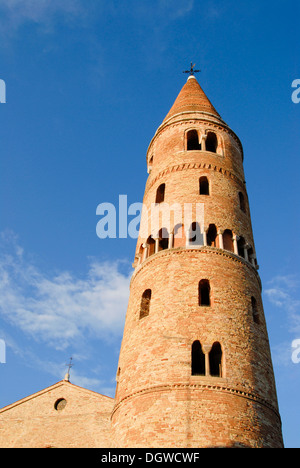 Round steeple, campanile romanico o torre campanaria, Cattedrale cattolica di Santo Stefano, Caorle, provincia di Venezia, Veneto, Italia Foto Stock