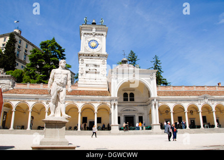 Piazza Libertà piazza con la torre dell orologio e statua, Loggia di San Giovanni, città vecchia, Udine, Friuli Venezia Giulia, Italia Foto Stock