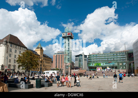 Pubblica piazza, zona pedonale, Trafikanten tower, hub di trasporto nella città di Oslo, Norvegia, Scandinavia, Europa settentrionale Foto Stock