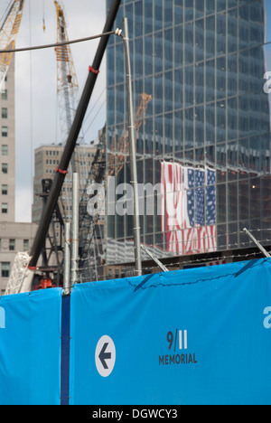 Sito in costruzione, la riflessione di una bandiera americana, 9-11 Memorial, Ground Zero di New York City, Stati Uniti d'America, America del Nord, America Foto Stock