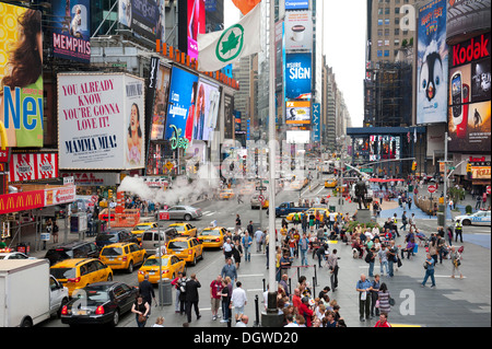 Il metropolis, traffico, edifici ad alta e luminosa neon di insegne pubblicitarie, yellow cabs, taxi, intersezione di Broadway e 7 Foto Stock