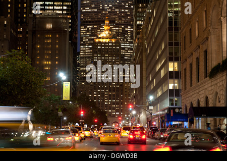 Park Avenue, l'edificio Helmsley illuminata di notte, Midtown Manhattan, New York City, Stati Uniti d'America, America del Nord Foto Stock