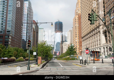Guardando lungo la West Side Highway verso un alto edificio sito in costruzione, One World Trade Center, Freedom Tower