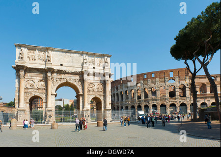 Arco trionfale sulla Via Triumphalis, Arco di Costantino dedicato all'imperatore Costantino e il Colosseo, Forum Romanum Foto Stock