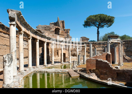 Scavi archeologici, antica Roma, Imperatore Adriano, colonne presso il Teatro Marittimo, Villa Adriana e Villa Adriana, Roma Foto Stock