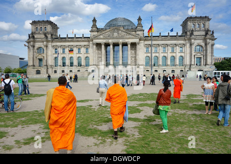 Berlino. Germania. I turisti al di fuori dell'Edificio del Reichstag. Foto Stock