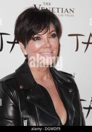 Las Vegas, Nevada, USA. 26 ott 2013. TV personality Kris Jenner arriva al TAO nightclub al Venetian Resort-Hotel-Casino on Ottobre 25, 2013 per celebrare Kim Kardashian la xxxiii compleanno a Las Vegas, Nevada Credit: Marcel Thomas/ZUMAPRESS.com/Alamy Live News Foto Stock