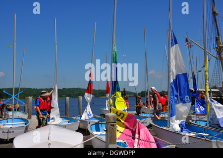 Mystic Seaport, Connecticut, Stati Uniti d'America - teens ottenere pronto per la nautica Foto Stock