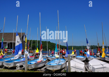 Mystic Seaport, Connecticut, Stati Uniti d'America - teens ottenere pronto per la nautica Foto Stock