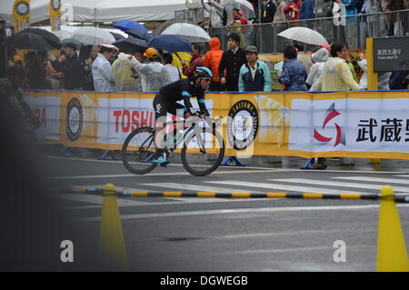 Saitama, Giappone. 26 ott 2013. Ciclismo: Saitama Criterium da Le Tour de France, Saitama, Giappone, Sabato 26 Ottobre, 2013. In assoluto la prima gara oltremare organizzato da Le Tour de France è stato tenuto in Saitama, Giappone. Malgrado i timori di un tifone il percorso è stato impaccato con gli spettatori cercando di ottenere un assaggio dei loro eroi. Essi sono stati premiati con un finale emozionante 20 giro la gara in cui Chris Froome, Peter Sagan e Rui Costa si è staccata di due giri per andare. Froome scampato all'ultimo giro e Sagan beat Costa in una volata per il secondo. L'intero evento era venuto con tutti gli ornamenti di Le Tour con il TR Foto Stock