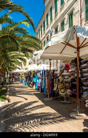 Bancarelle con merci di estate in Vela Luka town, isola di Korcula, Croazia Foto Stock