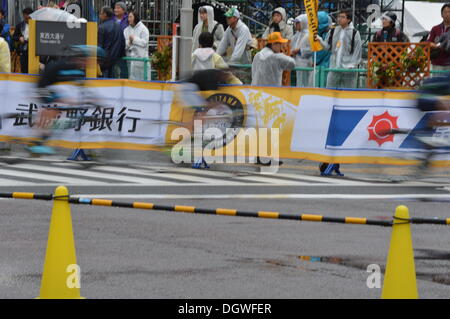 Saitama, Giappone. 26 ott 2013. Ciclismo: Saitama Criterium da Le Tour de France, Saitama, Giappone, Sabato 26 Ottobre, 2013. In assoluto la prima gara oltremare organizzato da Le Tour de France è stato tenuto in Saitama, Giappone. Malgrado i timori di un tifone il percorso è stato impaccato con gli spettatori cercando di ottenere un assaggio dei loro eroi. Essi sono stati premiati con un finale emozionante 20 giro la gara in cui Chris Froome, Peter Sagan e Rui Costa si è staccata di due giri per andare. Froome scampato all'ultimo giro e Sagan beat Costa in una volata per il secondo. L'intero evento era venuto con tutti gli ornamenti di Le Tour con il TR Foto Stock