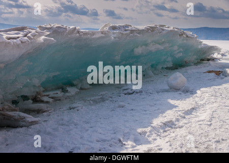 Ice shove sulla riva del lago Baikal Foto Stock