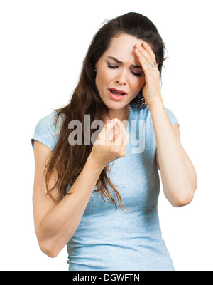 Una donna che soffre di mal di testa o emicrania prendendo un antidolorifico la pillola. Isolato su bianco.