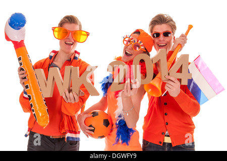 Due ragazzi e una ragazza, i sostenitori del soccerteam olandese. Foto Stock