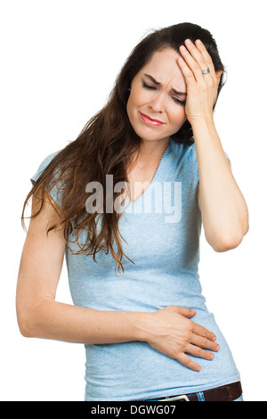 Una donna che soffriva di un mal di testa o emicrania. Isolato su bianco. Foto Stock