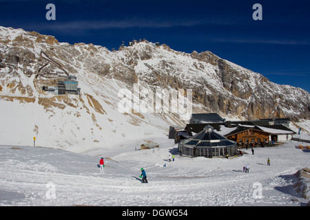 Il ristorante sul ghiacciaio Sonnalpin, altopiano Zugspitzplatt, montagna Zugspitze, montagne del Wetterstein, Alpi, Garmisch-Partenkirchen Foto Stock