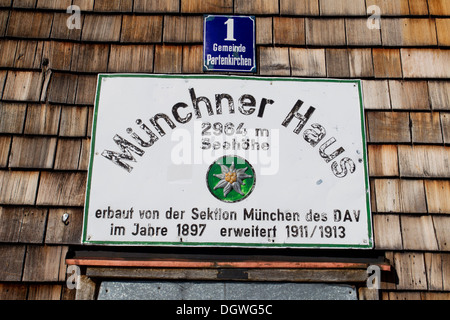 Sign on Muenchner Haus, una baita di montagna, montagna Zugspitze, montagne del Wetterstein, Alpi, Garmisch-Partenkirchen, Alta Baviera Foto Stock