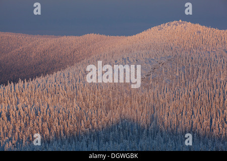 Valtavaara in inverno, vista dalla montagna Rukatunturi, Valtavaara-Pyhävaara Riserva Naturale, Kuusamo, Pohjois-Pohjanmaa Foto Stock