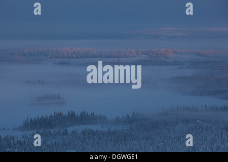 Valtavaara in inverno, vista dalla montagna Rukatunturi, Valtavaara-Pyhävaara Riserva Naturale, Kuusamo, Pohjois-Pohjanmaa Foto Stock