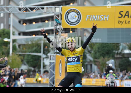 Saitama, Giappone. 26 ott 2013. Christopher Froome celebra vincendo Saitama Criterium da Le Tour de France, Saitama, Giappone, Sabato 26 Ottobre, 2013. In assoluto la prima gara oltremare organizzato da Le Tour de France è stato tenuto in Saitama, Giappone. Malgrado i timori di un tifone il percorso è stato impaccato con gli spettatori cercando di ottenere un assaggio dei loro eroi. Essi sono stati premiati con un finale emozionante 20 giro la gara in cui Chris Froome, Peter Sagan e Rui Costa si è staccata di due giri per andare. Froome scampato all'ultimo giro e Sagan beat Costa in una volata per il secondo. L'intero evento era venuto con tutti t.r.a. Foto Stock