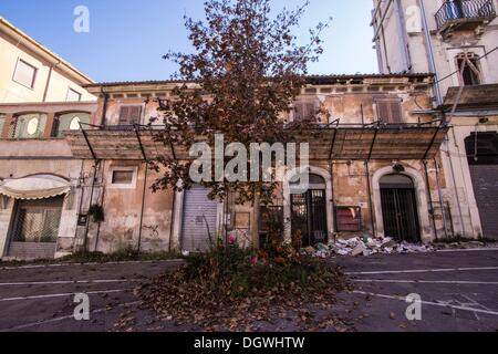 Ottobre 26, 2013 - L'Aquila, Italia - gli edifici danneggiati dopo il terremoto del 2009 il 25 ottobre 2013 nella zona storica di lì¢??L'Aquila, distrutta da un terremoto di quattro anni fa. Quattro anni dopo, il centro storico è ancora abbandonato il processo di ricostruzione è lenta al di fuori dei locali commerciali e le chiese della città e i monumenti sono ancora coperti da impalcature.Foto: Manuel Romano/NurPhoto (credito Immagine: © Manuel Romano/NurPhoto/ZUMAPRESS.com) Foto Stock