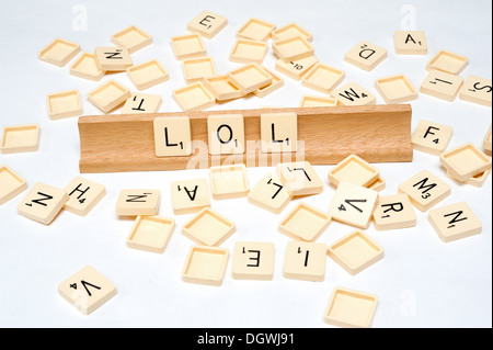 'LOL' scritto in piastrelle di scrabble Foto Stock