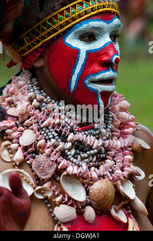 La donna in un colorato costume decorato con la faccia di vernice è festeggiato presso il tradizionale cantare cantare la raccolta nelle highlands Foto Stock