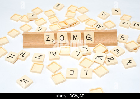 "ZOMG' scritto nella piastrella scrabble Foto Stock