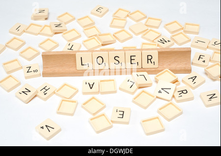 "Perdente" scritto in piastrelle di scrabble Foto Stock