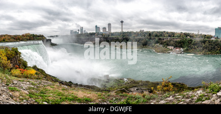 Cascate del Niagara Cascate americane e Horseshoe Cascate del Niagara USA Canada // Panoramica ad alta risoluzione delle Cascate americane (a sinistra) alle Cascate del Niagara sul fiume Niagara al confine tra Stati Uniti e Canada. In lontananza, appena a sinistra degli edifici, si trovano le più grandi Horseshoe Falls (o Canadian Falls). Foto Stock