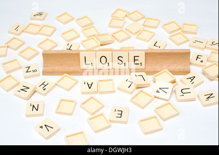 "Perdere" scritto in piastrelle di scrabble Foto Stock