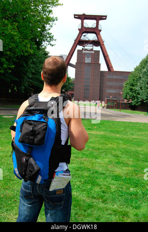 Backpacker nella parte anteriore del Zeche Zollverein ex miniera, Sito Patrimonio Mondiale dell'UNESCO, Essen, Ruhr.2010, Ruhrgebiet area Foto Stock