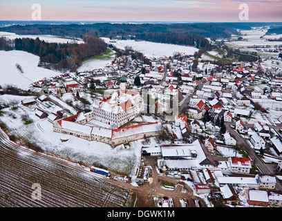 Vista aerea, Edelstetten monastero, del convento e il castello di architettura barocca, Neuburg an der Kammel, Svevia, Bavaria Foto Stock