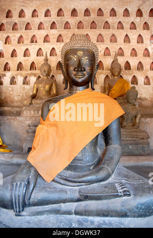 Il Buddismo Theravada, antica statua del Buddha in bronzo nella meditazione, bhumisparsha mudra, Bhumisparshamudra Foto Stock