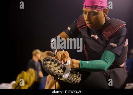 Il sergente Ricardo Ramírez, leader di squadra, 3° Battaglione, quinto reggimento Marine, nastri il suo bitte in preparazione per un gioco di calcio Foto Stock