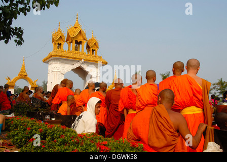 Il Buddismo Theravada, That Luang Festival, Tak Bat, monaci assieme, arancione vesti, Vientiane, Laos, Asia sud-orientale, Asia Foto Stock