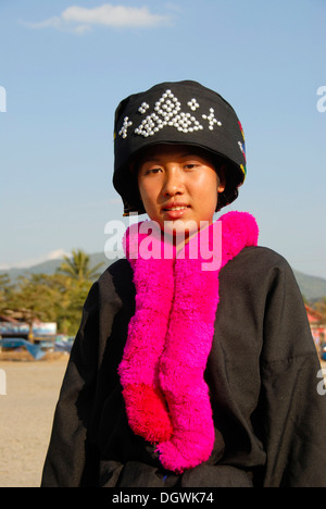 Ritratto di una giovane donna di Yao gruppo etnico, Mien, in costume tradizionale hat, rosa sciarpa di lana, Vang Vieng Foto Stock