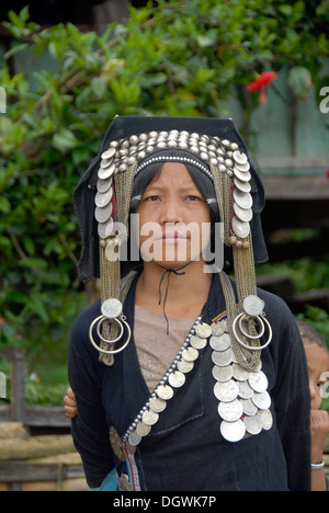 Ritratto, donna Akha Pixor gruppo etnico, abiti tradizionali, copricapo ornato con monete d'argento, piastres Foto Stock