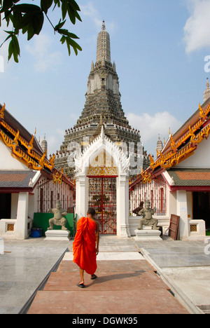 Buddista Theravada, monaco sul suo modo al tempio, tunica arancione, stupa, Phra Chedi, Prang, Wat Arun, Bangkok, Thailandia Foto Stock