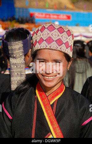 Ritratto, donna sorridente della Khmu gruppo etnico, abbigliamento tradizionale, colorato hat, Phongsali, Laos, Asia sud-orientale, Asia Foto Stock