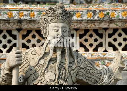 Il Buddismo Theravada, guardia, statua di pietra di un guerriero cinese, il viso e la barba lunga, Wat Arun, Bangkok, Thailandia, Sud-est asiatico Foto Stock