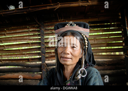 La povertà, etnologia, ritratto, donna più anziana del Akha Nuqui gruppo etnico, tradizionale costume tradizionale, abbigliamento tradizionale Foto Stock